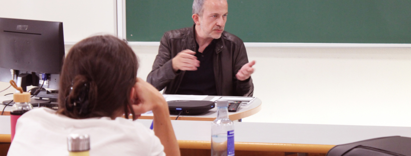 Marcos Lorenzo, nun momento do debate xerado arredor da súa exposición sobre políticas culturais en Galicia