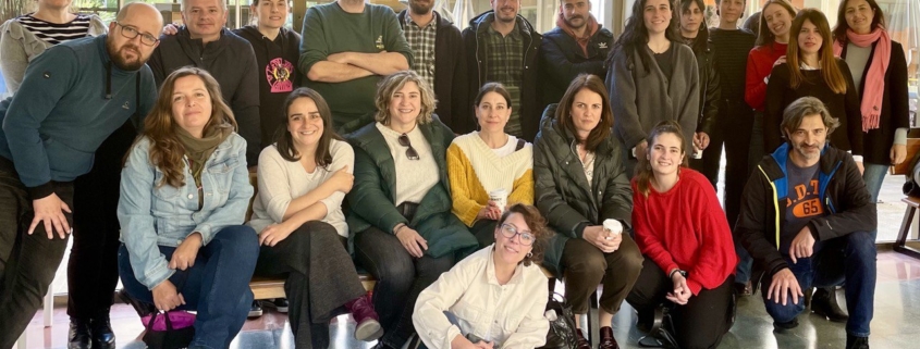 Foto de grupo na facultade de ciencias económicas, co alumnado da sétima edición do Curso, o coordinador Sergio lago e a titora de comunicación cultural Sonia Díaz