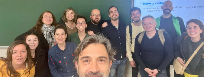 Foto de grupo da sesión impartida por André Garrido, responsable da empresa Teknecultura, sobre análise de datos no sector cultural